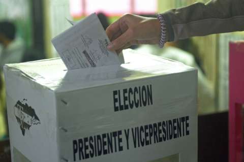 Sin resultado oficial, opositores y oficialistas celebran "triunfo" electoral en Honduras