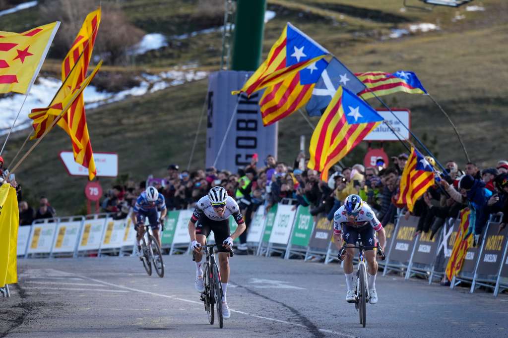 GRAFCAT5964. ALP (GIRONA), 26/03/2025.- El español Juan Ayuso (i), del equipo UAE superó en el último suspiro a Primoz Roglic (d), del Red Bull, en la tercera etapa de la Volta Ciclista a Catalunya, de 218,6 kilómetros entre Viladecans y la estación de esquí de La Molina, en los Pirineos, y se enfundó el maillot de líder de la ronda catalana. EFE/Siu Wu
