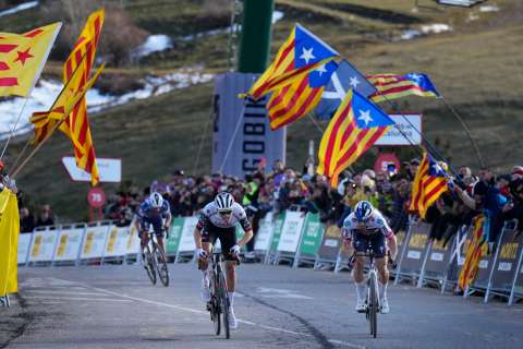 Ayuso derrotó a Roglič en la montaña y es el nuevo líder de la Vuelta a Cataluña