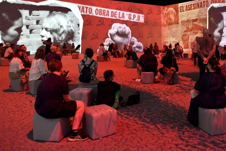 Según la página oficial de la muestra, la biografía de Frida Kahlo se presenta sin reproducciones de pinturas de la artista con la intención de dar un paso más en los nuevos lenguajes inmersivos.