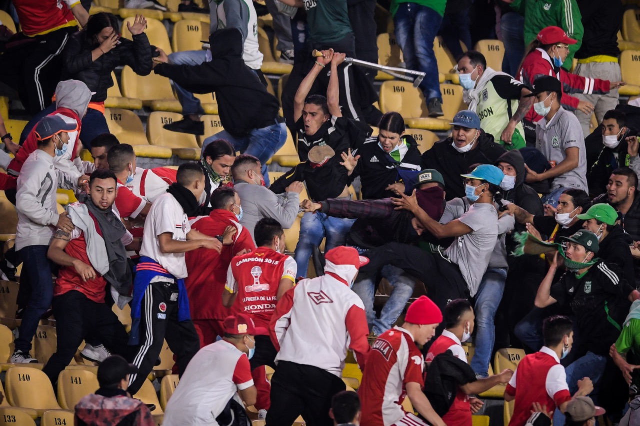 Hinchas de Santa Fe y Nacional peleando.