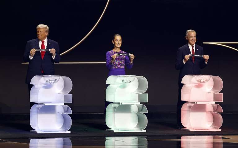 WASHINGTON (United States), 05/12/2025.- (From L) US President Donald Trump, Mexican President Claudia Sheinbaum and Canadian Prime Minister Mark Carney draw the balls for the three co-host countries during the FIFA World Cup 2026 Final Draw at the Kennedy Center in Washington DC, USA, 05 December 2025. (Mundial de Fútbol) EFE/EPA/WILL OLIVER