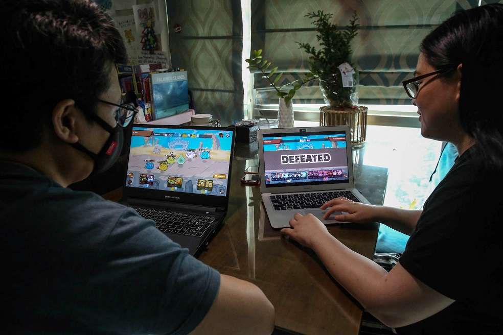 Los jugadores de Axa Infinity compran peces globo que, en realidad son unos NFT. Estos hacen las veces de cuota de ingreso para los videojugadores, quienes con este dinero lucran al sistema para que otros puedan generar ingresos.
