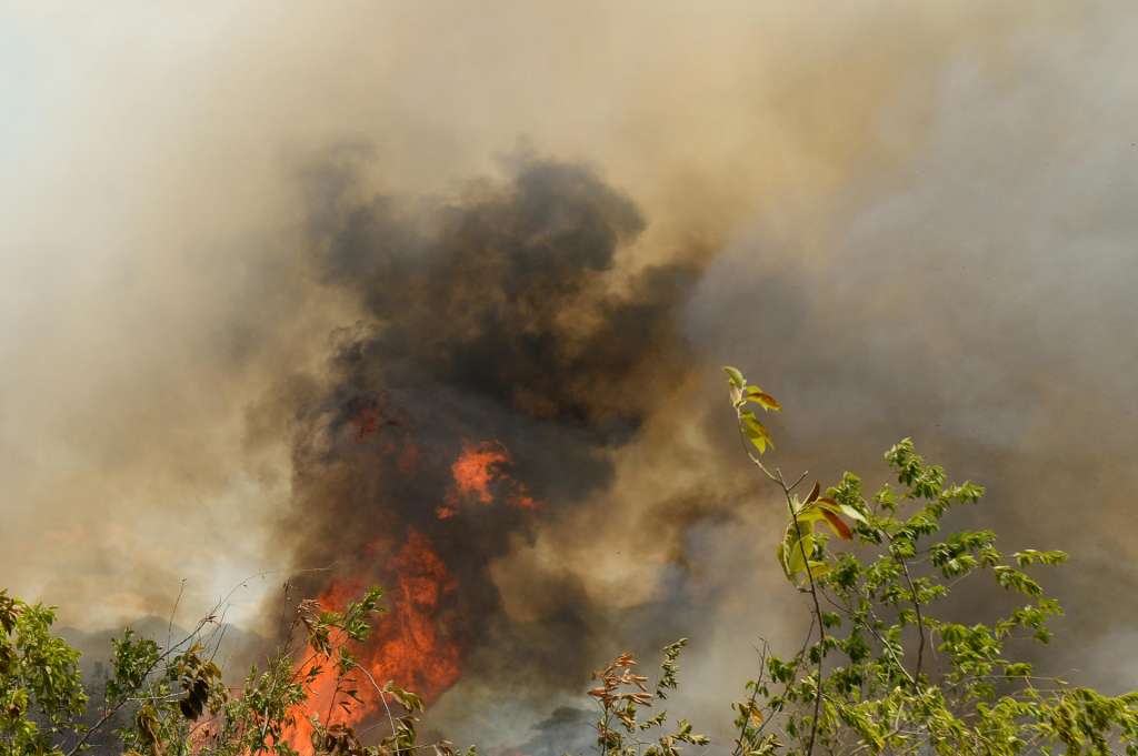 AME1637. CHAGUALÁ (COLOMBIA), 23/08/2026.- Fotografía de uno de los incendios forestales, que ya han arrasado más de 20.000 hectáreas y continúan expandiéndose, este domingo, en Chagualá departamento del Tolima (Colombia). EFE/ Vannessa Jiménez