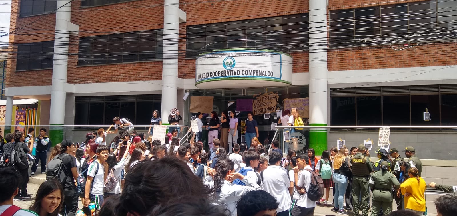 Padres de familia, estudiantes y egresados protestan a las afueras del Colegio Cooperativo Comfenalco.