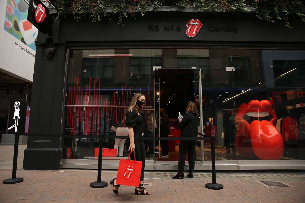 La tienda de los Rolling Stones se encuentra en el número 9 de Carnaby Street (Londres), donde es posible comprar camisas, cazadoras, paraguas, agendas o hasta mascarillas contra la COVID-19 con la lengua de los "Stones".