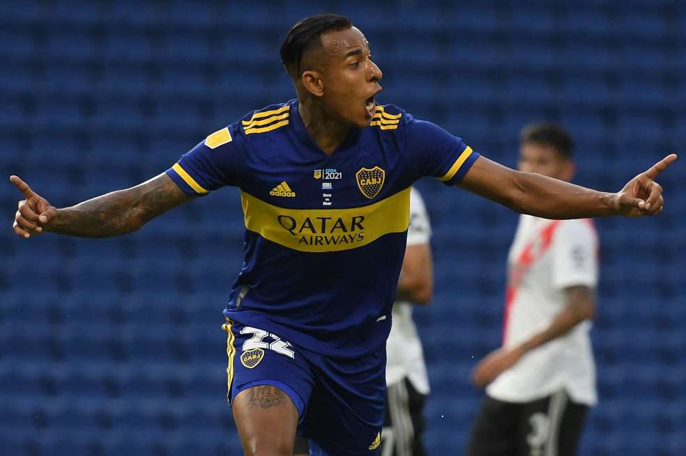 El delantero colombiano Sebastián Villa marcó de penalti el primer gol del superclásico argentino entre Boca Juniors y River Plate.