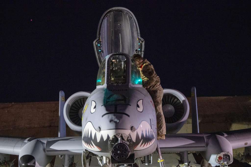 USA7375. WASHINGTON (ESTADOS UNIDOS), 19/12/2025.- Fotografía cedida por el Ejército de Estados Unidos que muestra un aviador estadounidense preparando un avión A-10 Thunderbolt II para el vuelo de apoyo a la Operación Ataque Ojo de Halcón este jueves, en el área de responsabilidad del Comando Central de Estados Unidos. El Ejército de EE.UU. anunció este viernes que ha iniciado un "ataque a gran escala" contra objetivos del Estado Islámico (EI) en Siria en represalia por la emboscada que el grupo perpetró la semana pasada y que acabó con la vida de dos soldados y un intérprete, todos ellos estadounidenses, en la provincia siria de Homs. EFE/Ejército de EE.UU. /SOLO USO EDITORIAL /NO VENTAS /SOLO DISPONIBLE PARA ILUSTRAR LA NOTICIA QUE ACOMPAÑA /CRÉDITO OBLIGATORIO