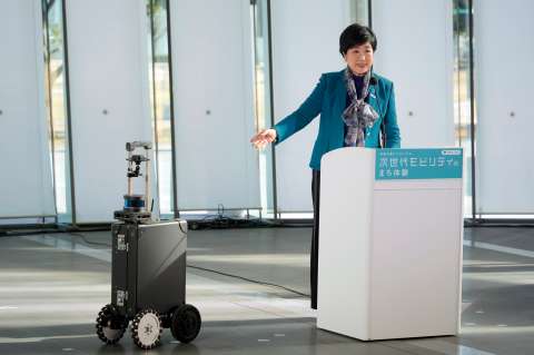 Presentan una nueva maleta con inteligencia artificial para guiar a personas ciegas