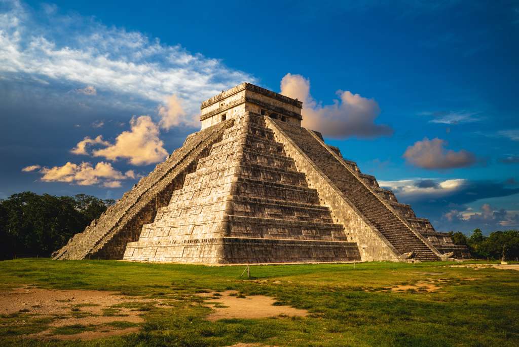 Pirámide de Kukulcán, de 30 metros de altura.