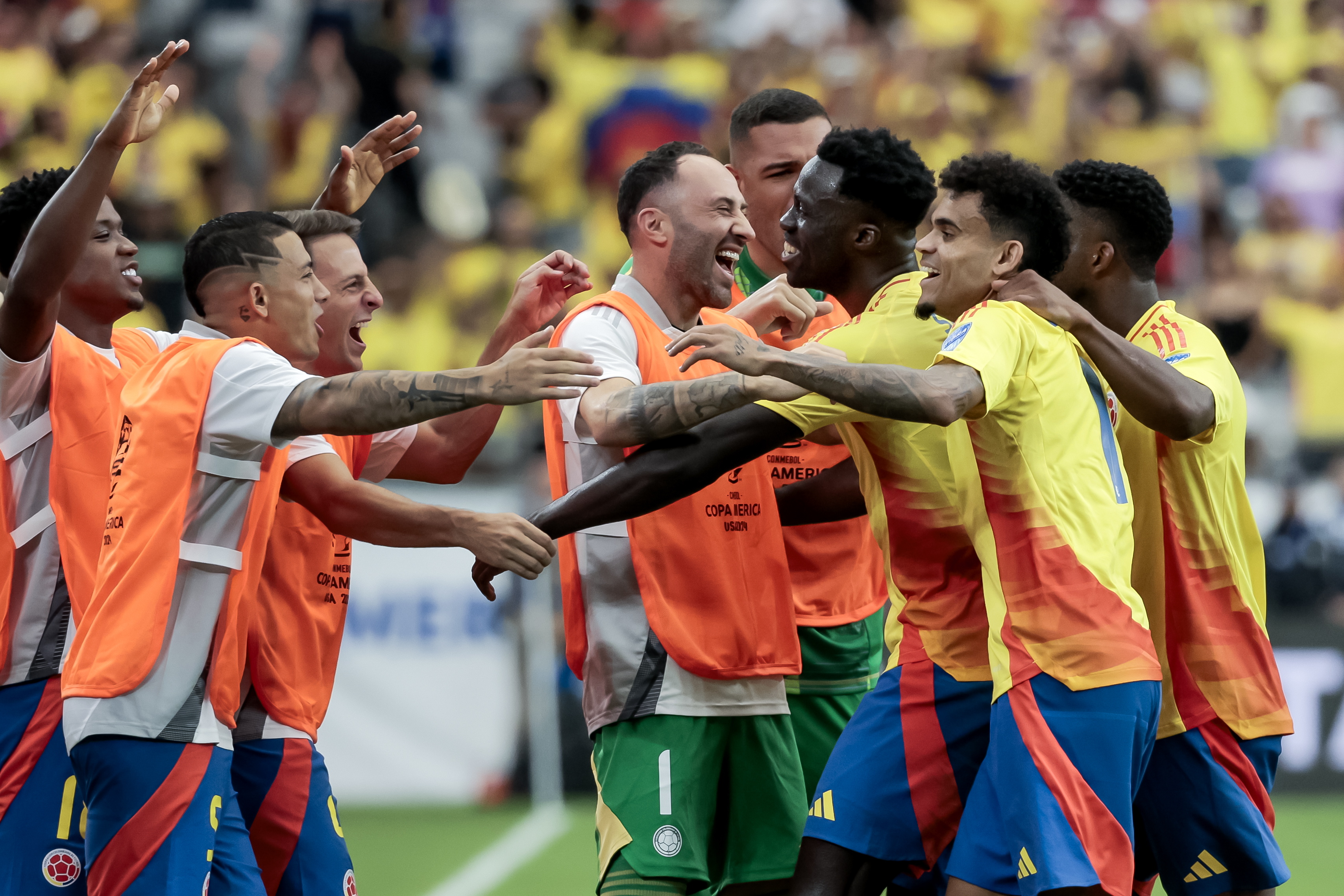 Glendale (United States), 28/06/2024.- Davinson Sanchez (3-R) of Colombia reacts with his teammates after scoring the 2-0 goal against Costa Rica during the second half of the CONMEBOL Copa America 2024 group D soccer match between Colombia and Costa Rica, in Glendale, Arizona, USA, 28 June 2024. EFE/EPA/JOHN G. MABANGLO