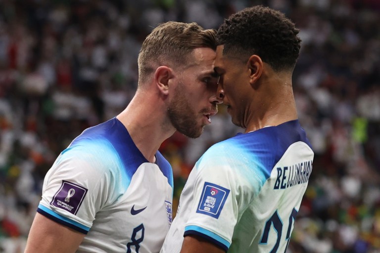 Al Khor (Qatar), 04/12/2022.- Jordan Henderson of England celebrates with teammate Jude Bellingham (R) after scoring the 1-0 during the FIFA World Cup 2022 round of 16 soccer match between England and Senegal at Al Bayt Stadium in Al Khor, Qatar, 04 December 2022. (Mundial de Fútbol, Jordania, Catar) EFE/EPA/Tolga Bozoglu