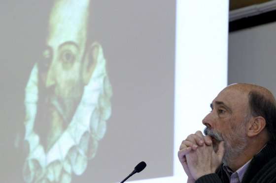 El antropólogo Francisco Etxeberría durante la presentación del proyecto para buscar los restos de Cervantes. / EFE