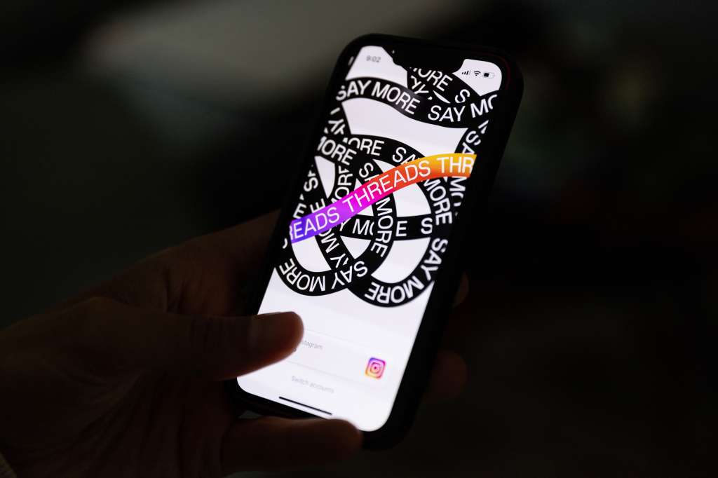 Los Angeles (United States), 06/07/2023.- An illustration picture shows a person handling a mobile phone displaying the login page of social media app 'Threads' in Los Angeles, California, USA, 06 July 2023. Meta unveiled its new app 'Threads' on 05 July 2023. The new messaging app launched by Mark Zuckerberg works as a companion for Instagram and is a direct competitor to Elon Musk's Twitter. (Estados Unidos) EFE/EPA/ETIENNE LAURENT