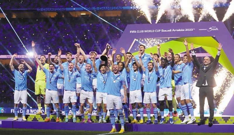 Los jugadores del Manchester City y su entrenador Pep Guardiola (der.) celebran su victoria en el Mundial de Clubes 2023.