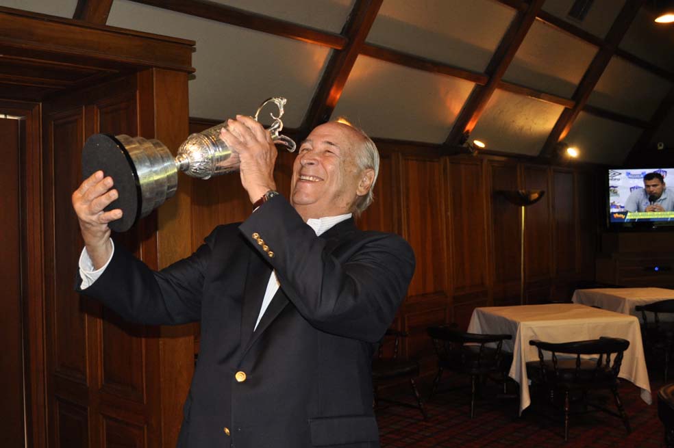Lázaro Pérez Martínez, presidente de la Fedegol, literalmente se toma la copa. / Manuel Bernal