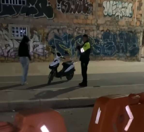 Momento en el que la ciudadana recupera su moto eléctrica gracias a la ayuda de las autoridades.