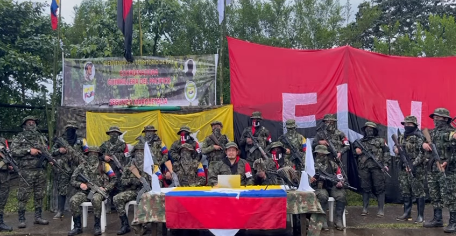 Fotograma tomado del video revelado por  Nariño Televisión - NTV en el que se anuncia una alianza entre la Segunda Marquetalia y un frente del ELN.