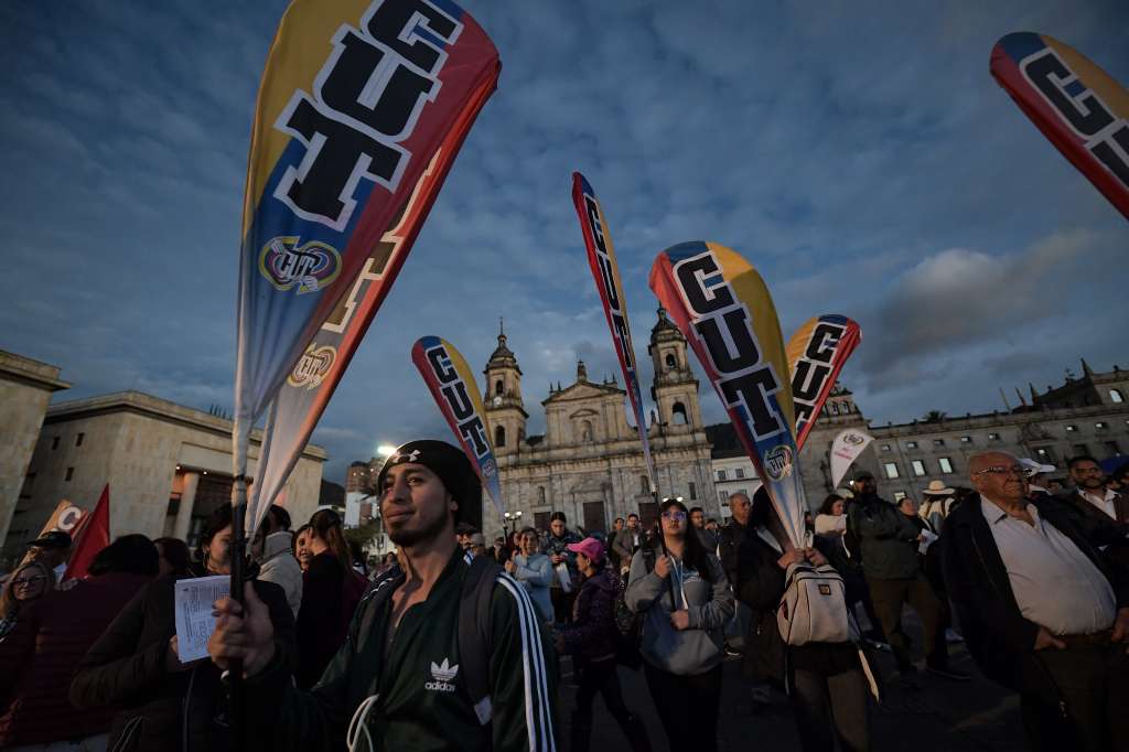 Marchas y velatón por parte de la CUT, Central Unitaria de Trabajadores en la Plaza de Bolívar de Bogotá quienes se encuentran en contra de la guerra en el Catatumbo
