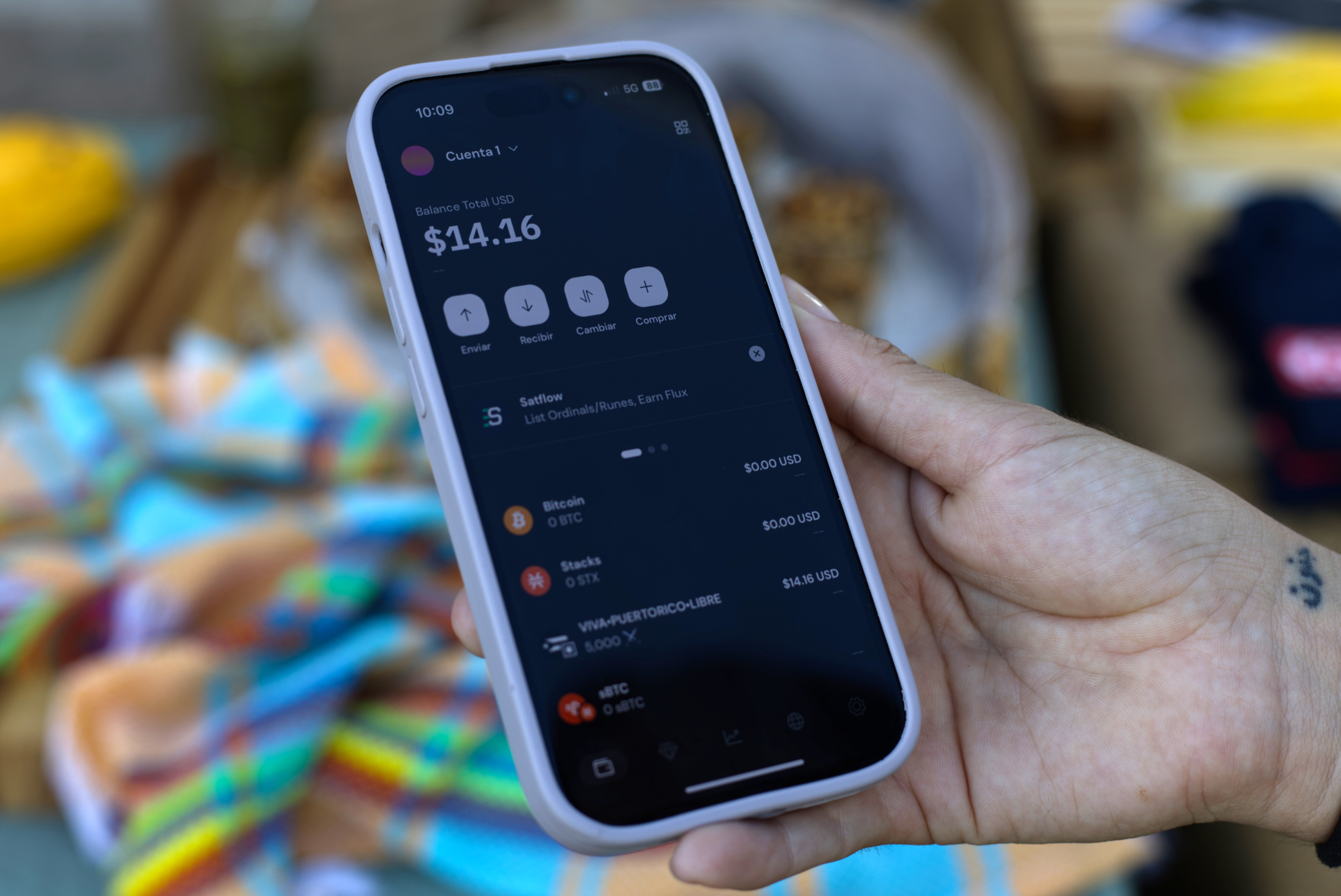 ACOMPAÑA CRÓNICA: PUERTO RICO CRIPTOMONEDA AME1439. TRUJILLO ALTO (PUERTO RICO), 15/01/2025.- Fotografía del 11 de enero de 2025 de un celular con una aplicación para pagar con bitcoin, en el Mercado Agrícola del Viejo San Juan (Puerto Rico). Un grupo de agricultores puertorriqueños, entusiastas de las criptodivisas, fomentan este método de pago en la isla caribeña como alternativa a la "moneda colonizadora" del dólar estadounidense, algo que ya ha ocurrido en otros países como El Salvador. EFE/ Esther Alaejos