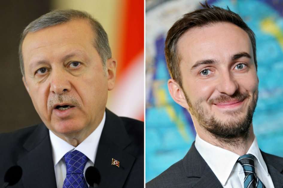 El presidente Recep Tayyip Erdogan (izquierda) y el comediante Jan Boehmermann. / EFE
