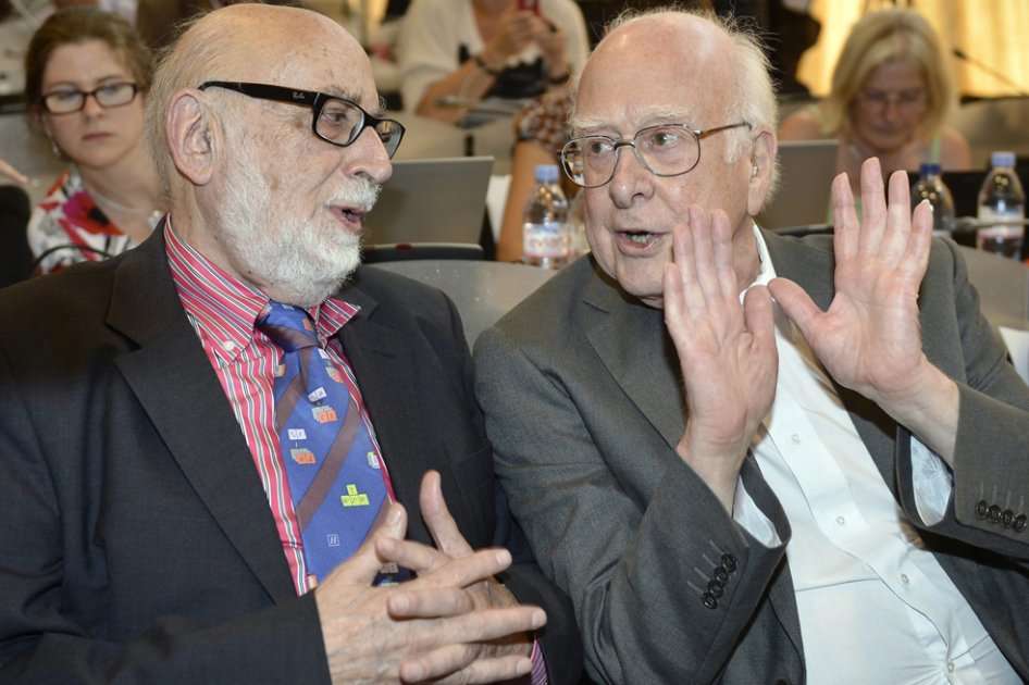 Fotografía de archivo tomada el 4 de julio de 2012 que muestra al físico belga François Englert (izda) y el físico británico Peter Higgs (dcha) en el Centro Europeo de Física de Partículas (CERN)./ EFE