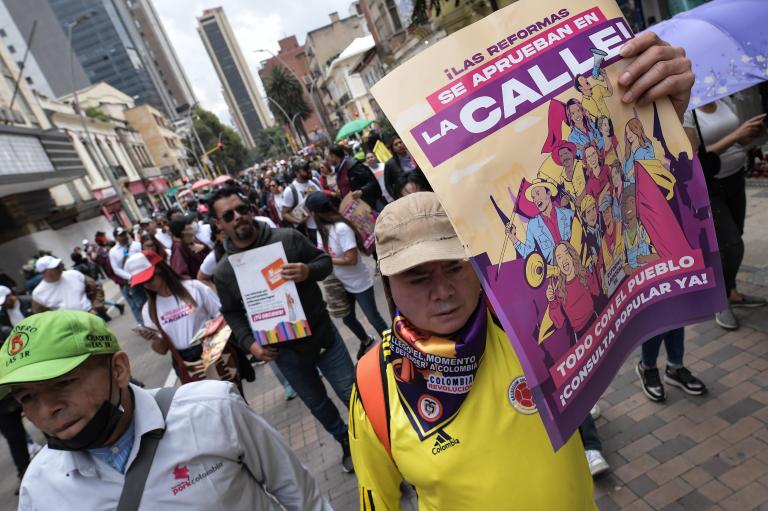 Ciudadanos del común, organizaciones sociales y sindicales, maestros, estudiantes, miembros de instituciones estatales y organizaciones indígenas, campesinas y obreras, entre otros actores, colmaron las calles del centro de la ciudad.