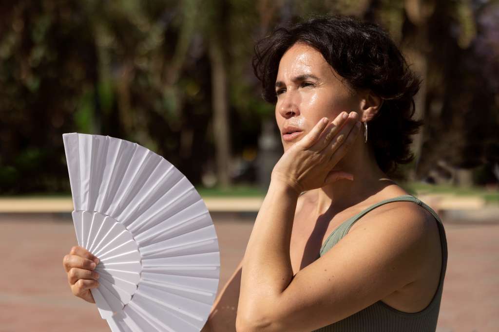 : Es importante tomar medidas preventivas, como mantenerse hidratado, evitar la exposición prolongada al sol en horas de máximo calor y usar ropa adecuada y ligera durante los días calurosos.