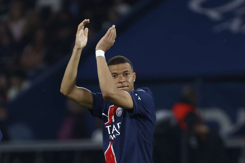 Paris (France), 13/05/2024.- Kylian Mbappe of PSG greets fans after the French Ligue 1 soccer match between Paris Saint-Germain (PSG) and Toulouse (TFC) in Paris, France, 12 May 2024 (issued 13 May 2024). (Francia) EFE/EPA/MOHAMMED BADRA