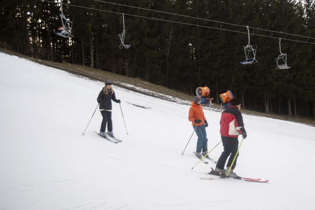 Muchos centros de esquí alpino han cerrado total o parcialmente debido a la falta de nieve y altas temperaturas.