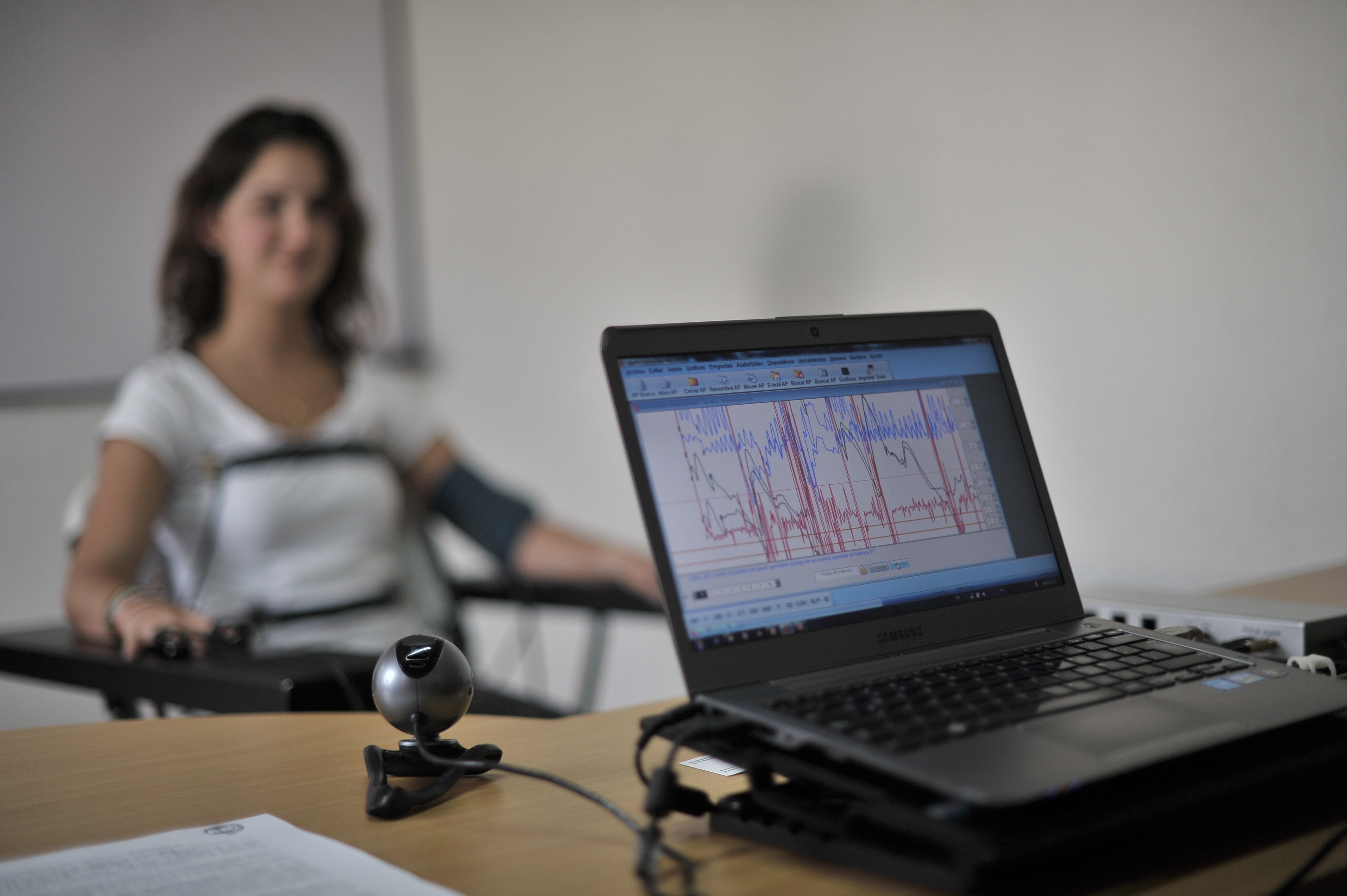 Pruebas con este instrumento técnico-científico que registra cambios fisiológicos en las personas, también conocido como detector de mentiras o máquina de la verdad.