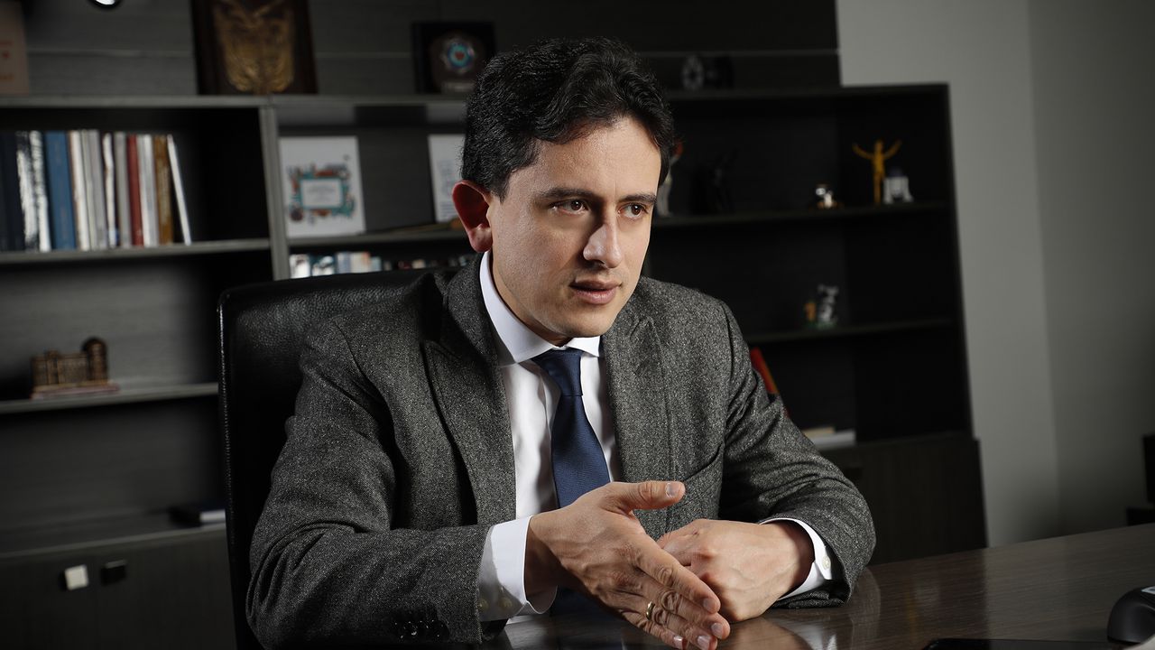 Luis Carlos Reyes, director de la DIAN, hizo el anuncio de cambio en la declaración de renta por medio de un LIVE en las redes sociales de la entidad.