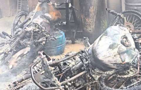 Incendio en taller de Bucaramanga dejó dos heridos y tres motos quemadas