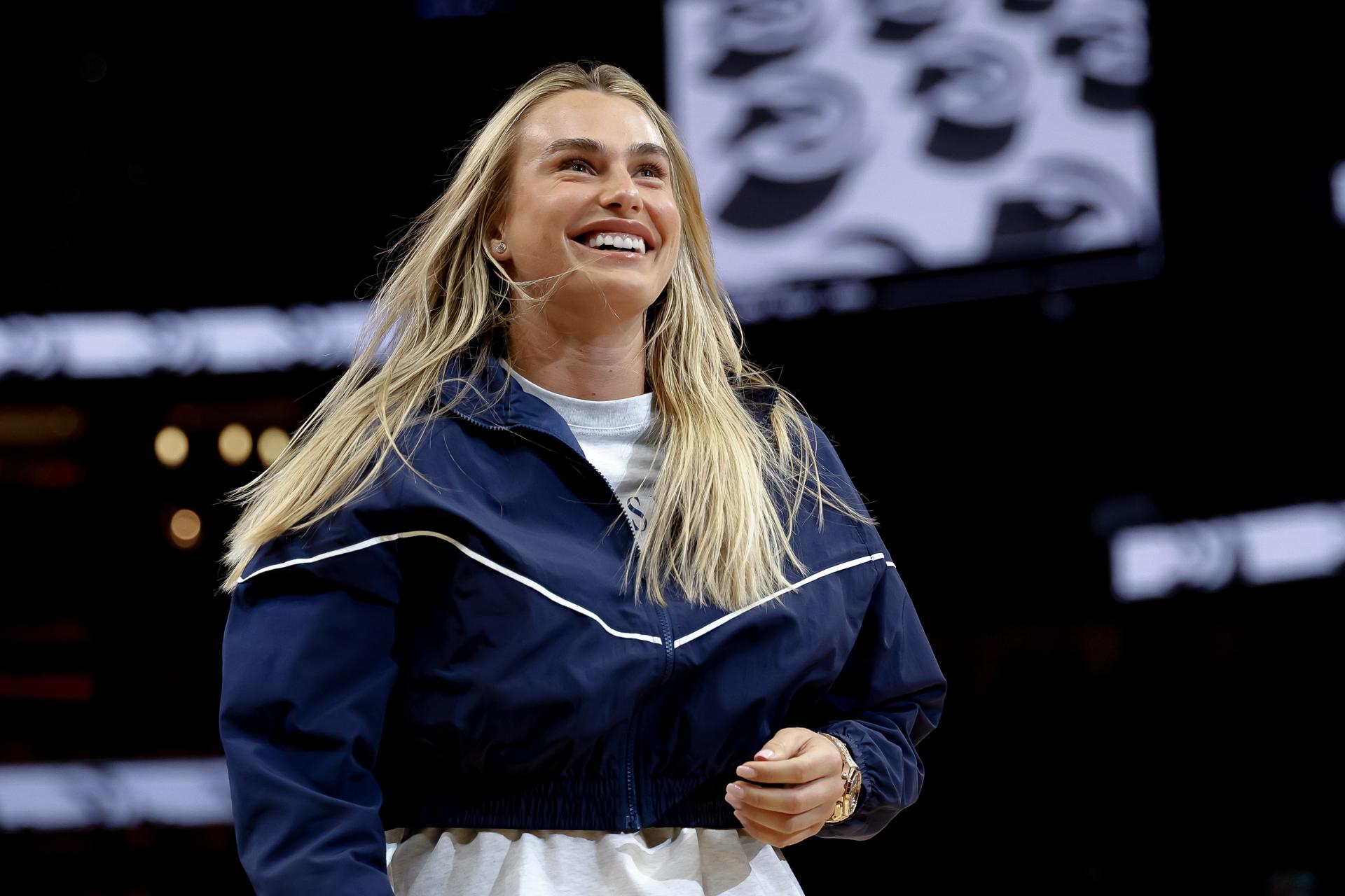 ATLANTA (United States), 06/12/2025.- Belarusian tennis player Aryna Sabalenka is introduced to the crowd during the second half of an NBA basketball game between the Denver Nuggets and the Atlanta Hawks in Atlanta, Georgia, USA, 05 December 2025. Sabalenka is playing in the Atlanta Cup tennis exhibition. (Tenis, Baloncesto) EFE/EPA/ERIK S. LESSER SHUTTERSTOCK OUT