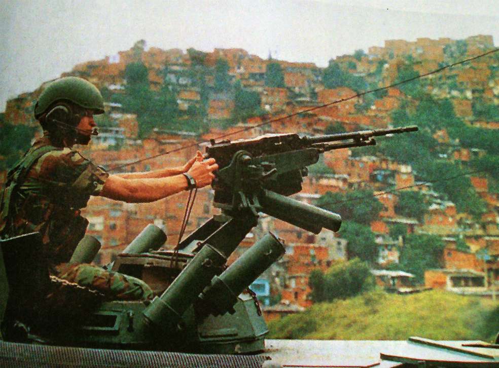 Un vehículo del Ejército entrando a la comuna 13 de Medellín en el marco de la Operación Orión.