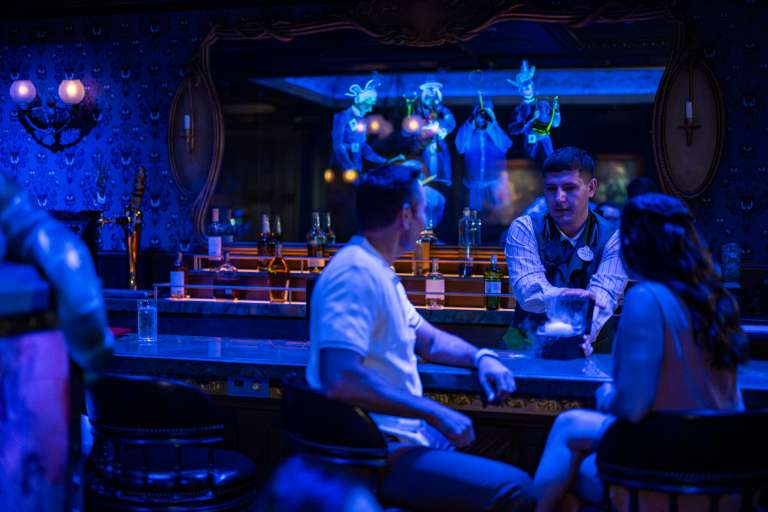 ¡Es impresionante! Todo se mueve, todo tiene algo especial. Este bar puede ser el más auténtico de cualquier crucero.