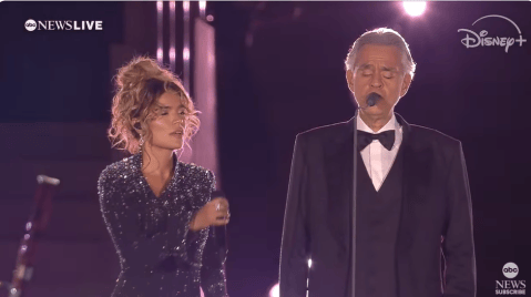 Así fue el concierto de Karol G en el Vaticano. Cantó con Andrea Bocelli