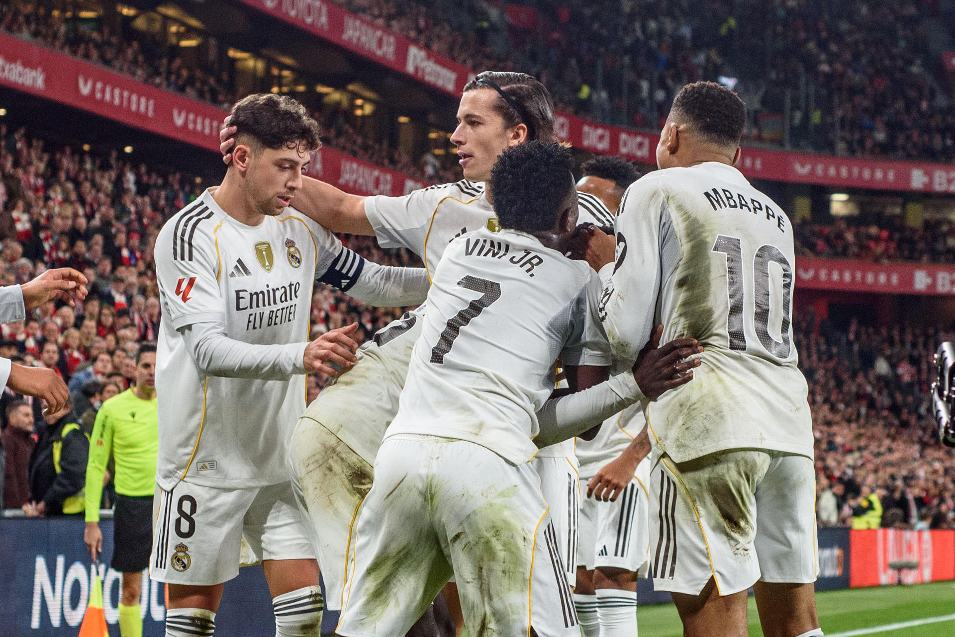 BILBAO, 03/12/2025.- Los jugadores del Real Madrid celebran el 0-2 conseguido durante el partido de la jornada 19 de LaLiga EA Sports entre el Athletic Club y el Real Madrid, disputado este miércoles en el estadio de San Mamés en Bilbao. EFE/Javier Zorrilla