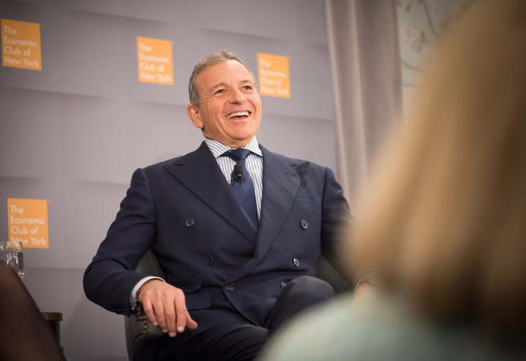 Bob Iger deja jefatura de Disney y lo reemplaza veterano de la empresa