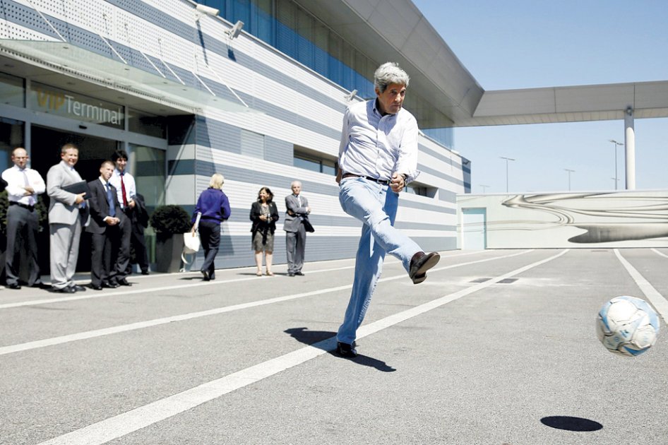 En los últimos días, el secretario de Estado, John Kerry, aprovechó para jugar fútbol durante una parada técnica en el aeropuerto de Viena. / AFP