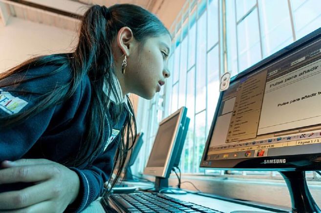 El 55,18% de los estudiantes del sector oficial no cuentan con computador e internet en su hogar, y solo el 20% de estudiantes que viven en una zona rural tienen acceso a internet y a un computador.