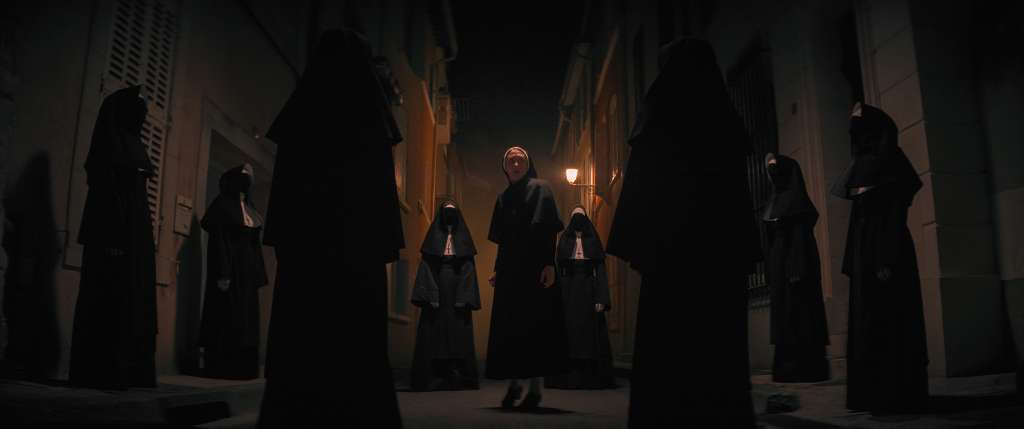 AME7282. LOS ÁNGELES (ESTADOS UNIDOS), 07/09/2023.- Fotografía cedida hoy por Warner Bros que muestra una escena de la película "The Nun II". Más allá de los sustos y el terror, la segunda parte de la cinta "The Nun" ("La Monja", en español), dirigida por Michael Chaves, explora las entrañas de la humilde labor de un grupo de monjas en una historia que mantiene vivo el universo de "The Conjuring". EFE/ Warner Bros. /SOLO USO EDITORIAL /SOLO DISPONIBLE PARA ILUSTRAR LA NOTICIA QUE ACOMPAÑA (CRÉDITO OBLIGATORIO)