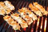 Receta para preparar brochetas de pollo con marinada asiática