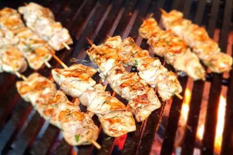 Receta para preparar brochetas de pollo con marinada asiática