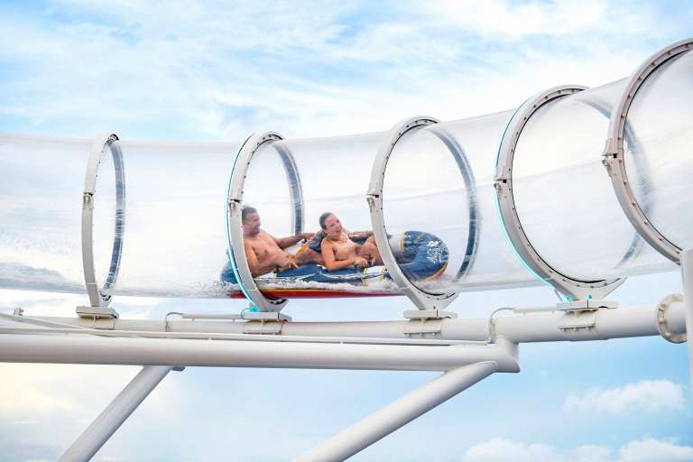 vSuspendidos muy por encima de las cubiertas superiores, potentes jets impulsan vehículos para dos personas a través de 760 pies de tubos sinuosos, ofreciendo impresionantes vistas del océano y del barco.