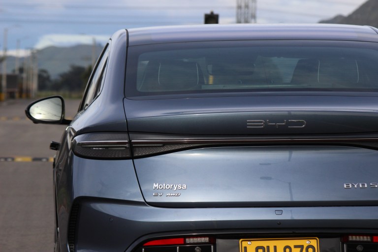 Las dimensiones del BYD Seal que se vende en Colombia son de 4.800 mm de largo, 1.875 mm de ancho y 1.460 mm de alto.