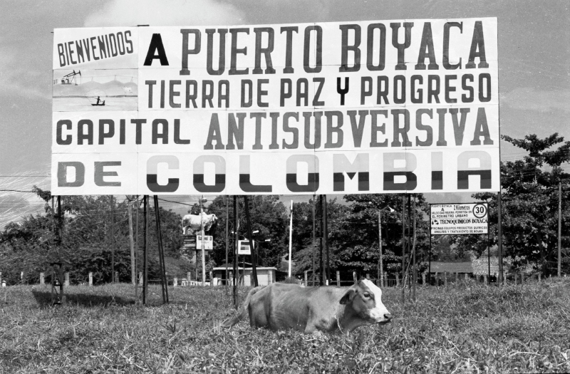 Esta valla en Puerto Boyacá, en los años 80, fue el símbolo del dominio de la Autodefensas en el Magdalena Medio.   / Archivo- El Espectador.