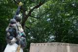 ¿Por qué unas estatuas tienen a la gente agarrada en Estados Unidos?