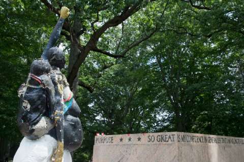 ¿Por qué unas estatuas tienen a la gente agarrada en Estados Unidos?