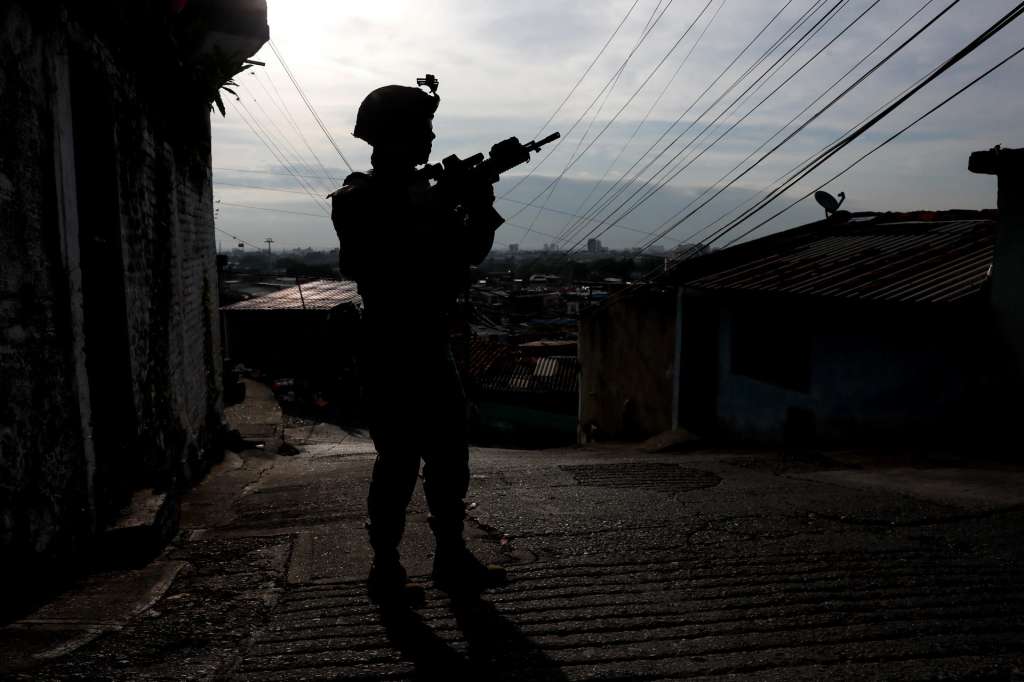 AME8518. CALI (COLOMBIA), 11/09/2025.- Un integrante del Ejército participa en las labores de patrullaje en el barrio Siloé este jueves, en Cali (Colombia). Un grupo de fuerzas especiales del Ejército de Colombia llegó a Cali para reforzar la seguridad, luego de un atentado con explosivos a la Base Aérea Marco Fidel Suárez que dejó un saldo de 6 personas muertas y más 70 heridas. EFE/ Ernesto Guzman Jr
